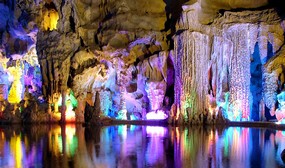 Jeskyně rákosové flétny: čarokrásná pohádka plná barev vás okouzlí