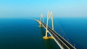 Čína si připsala další prvenství. Nejdelší most přes moře dlouhý 55 kilometrů