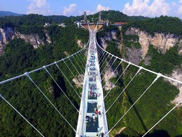 Nejvyšší a nejdelší skleněný most na světě je teď v Číně