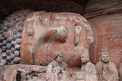 Kamenné sochy v jeskyních Dazu